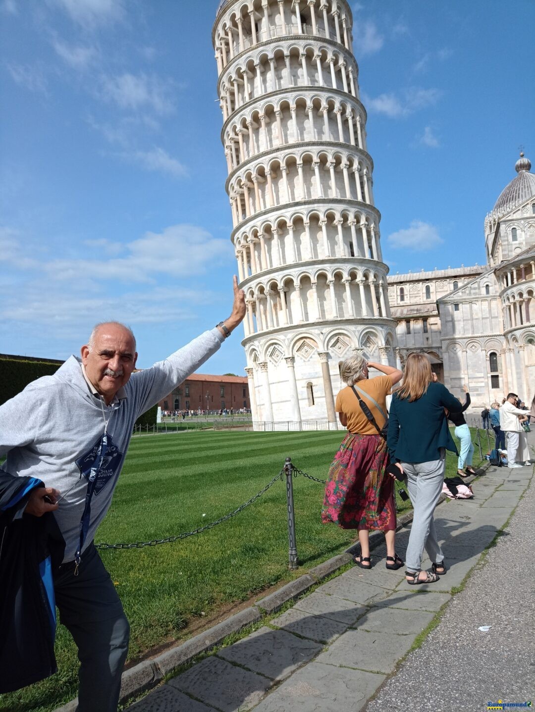 Sosteniendo a la Torre.