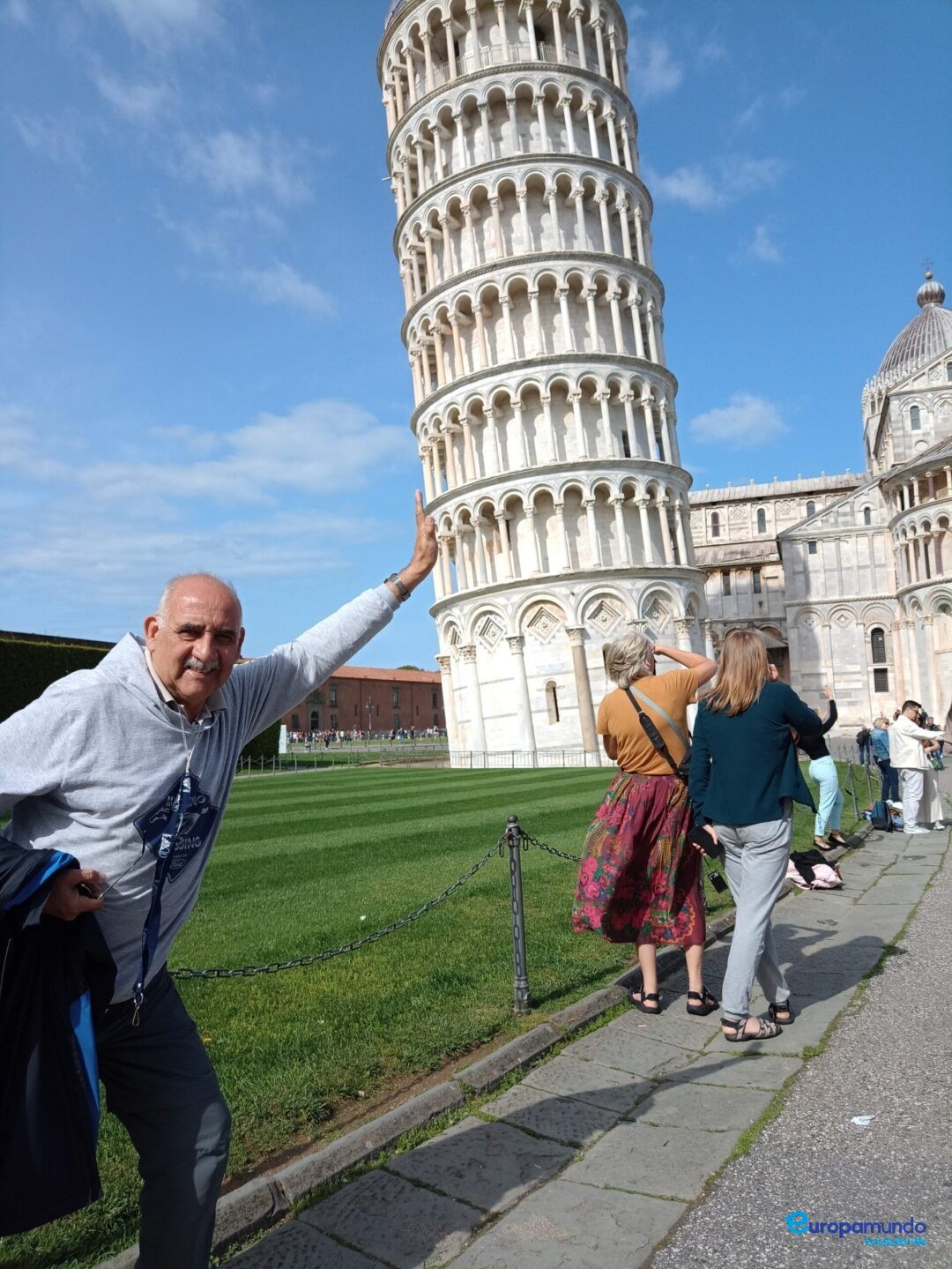 Sosteniendo a la Torre.