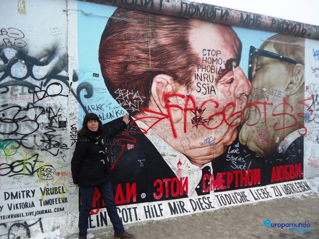 Tocando un pedazo de la hisrotia.