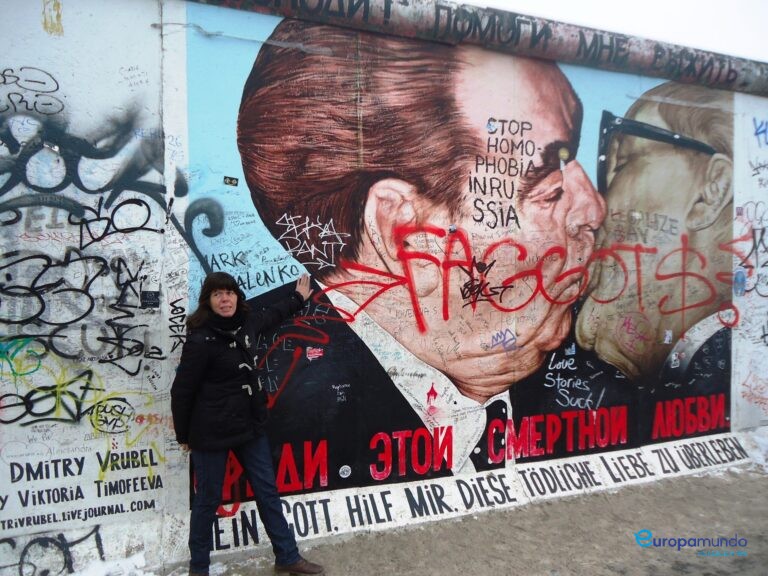 Tocando un pedazo de la hisrotia.