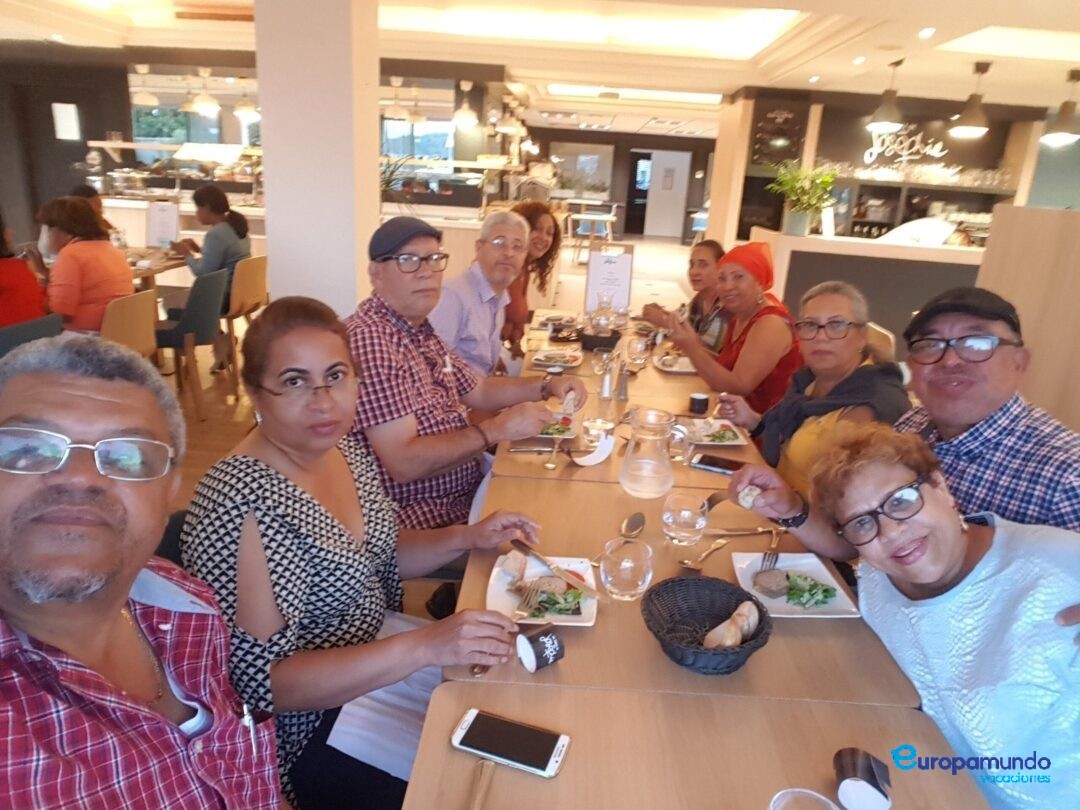 Cenando grupo de amigo