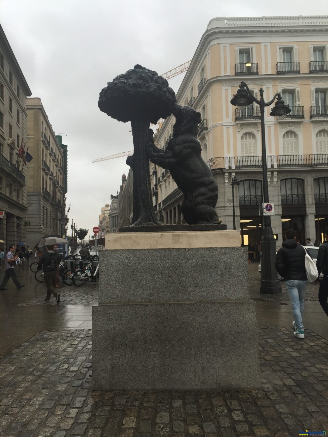 Estatua del Oso y el Madroño