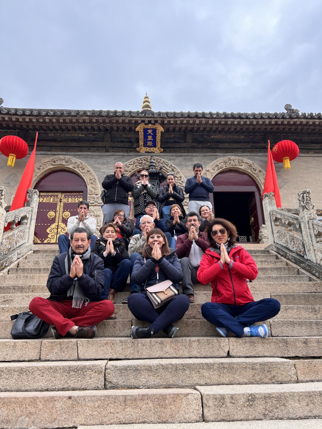 Grupo de Europamundo meditando en Nanshan Temple