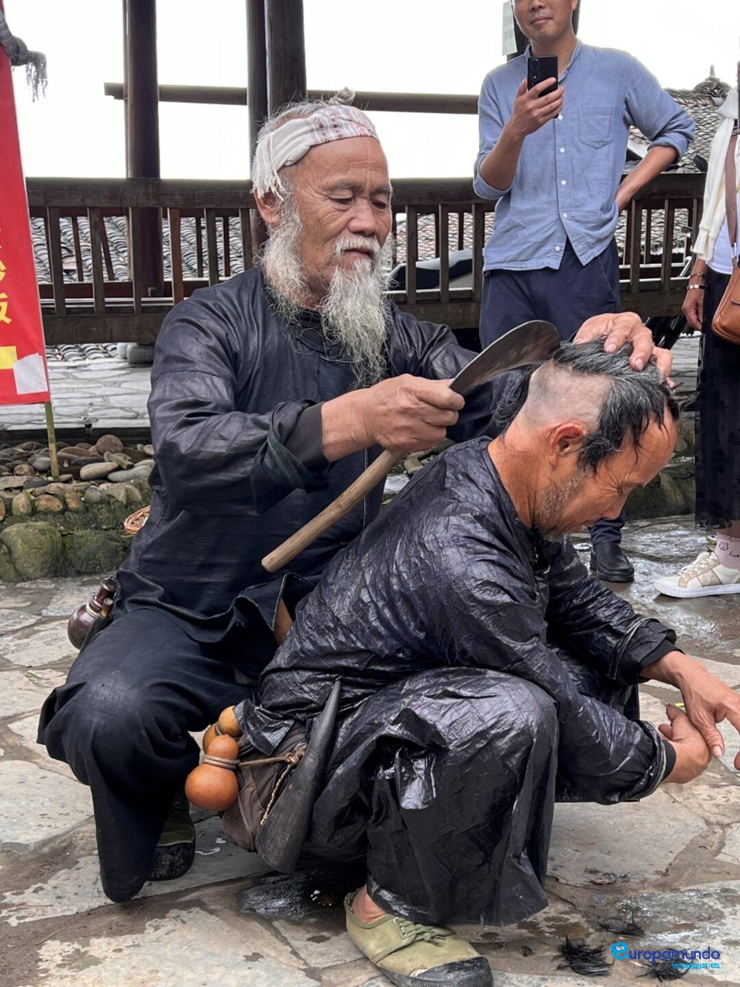 El afeitado de pelo con utensilio de agricultura