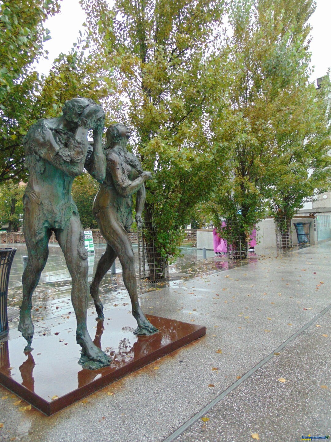 Adan y Eva bajo la lluvia