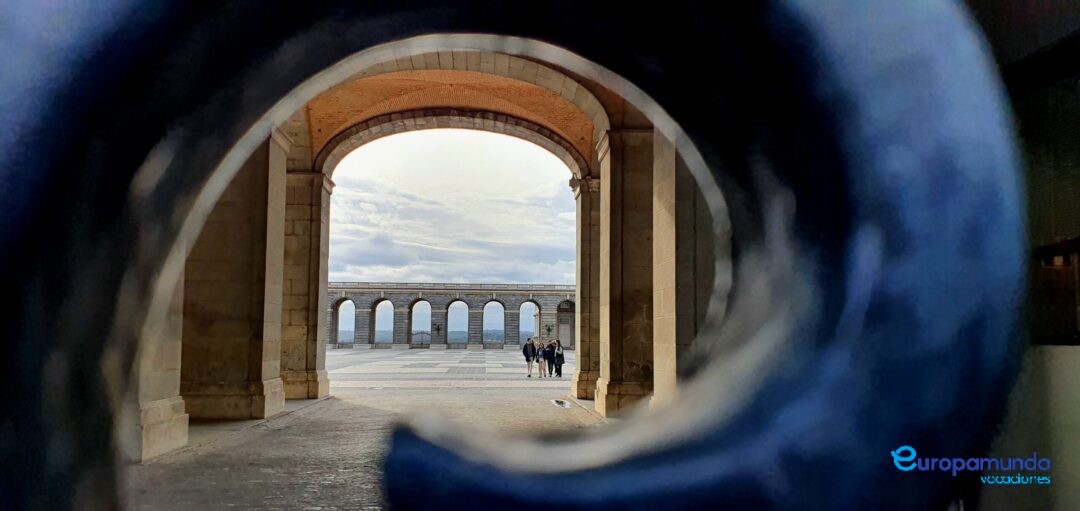 Mirando a través de la reja en plaza de Oriente