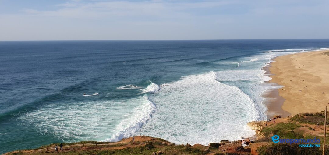 La playa de las olas gigantes