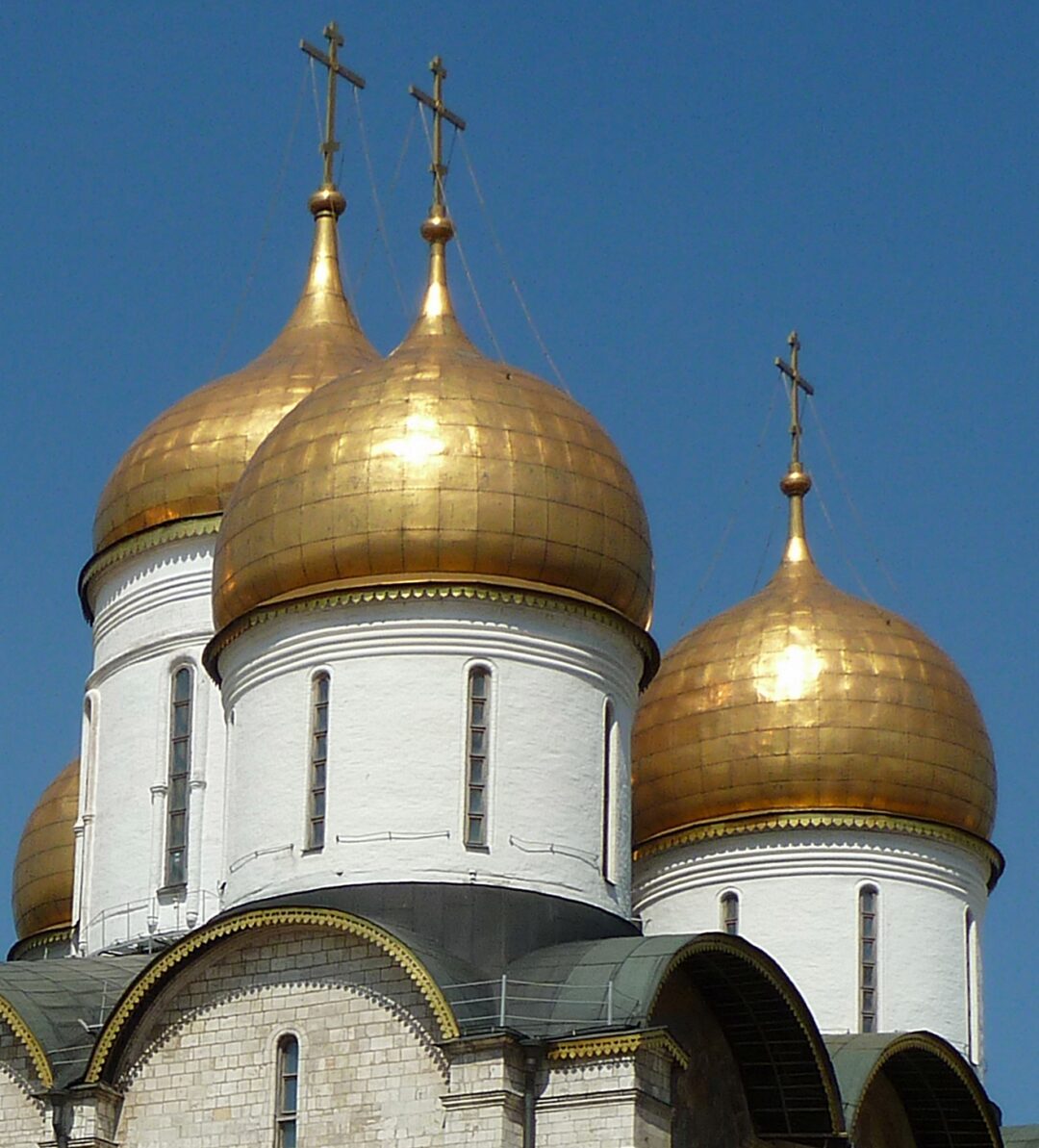 Torres y cúpulas de la Iglesia de la Deposición del Manto de la Virgen en el Kremlin