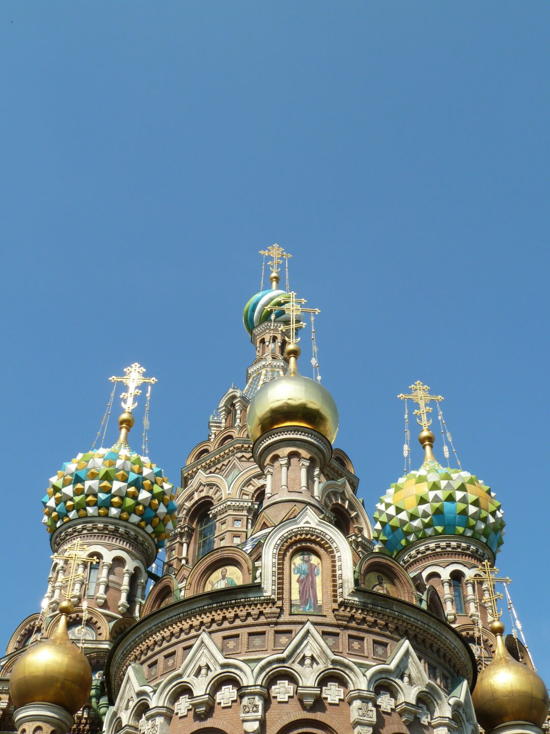 Torres y cúpulas de la Iglesia de la Resurrección de Cristo en San Petersburgo
