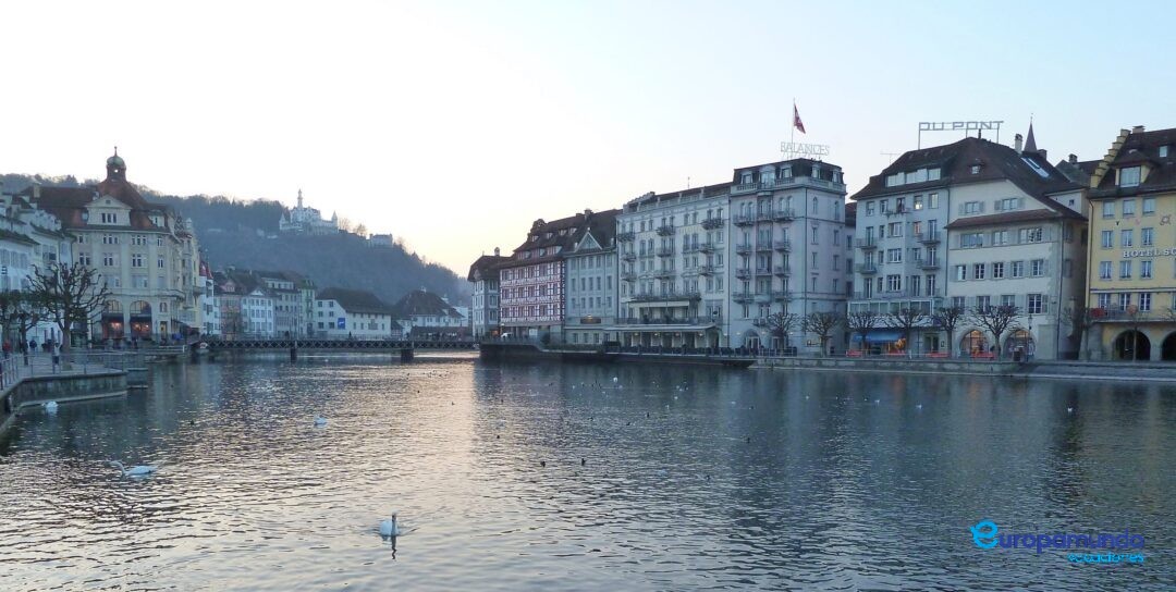Vistas hacia el río Reuss desde Kapellbrucke