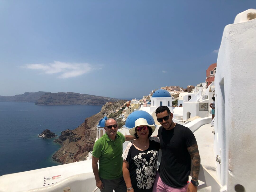 Santorini y sus clásicos techos azules.