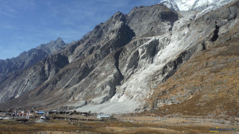 El pueblo de Lantang sepultado por la montaña