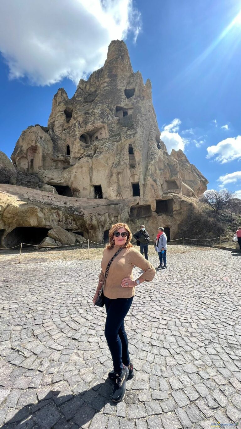 Frente a una cueva en Capadocia