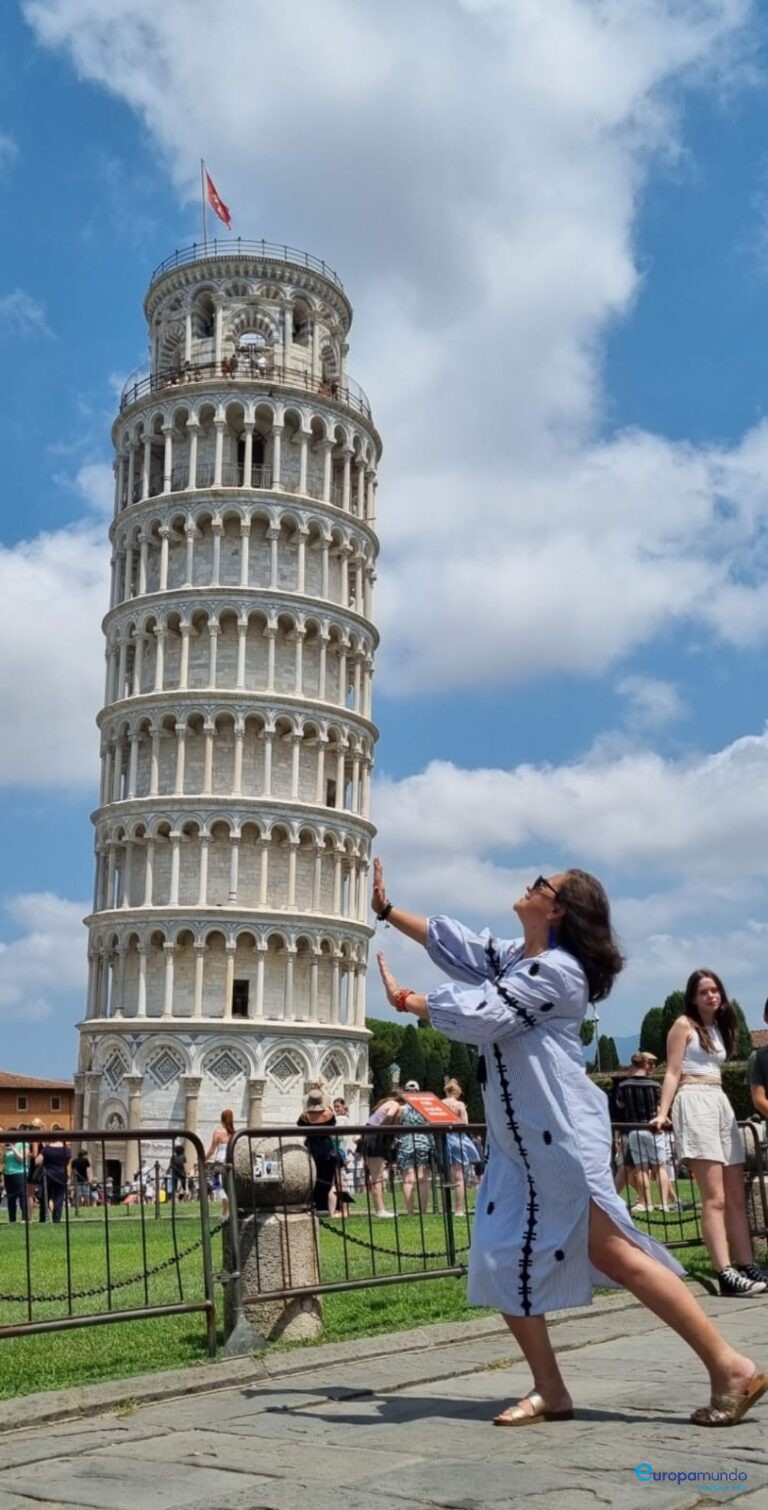 Una de las “Maravillas del mundo”, y a la izquierda, la torre de Pisa.