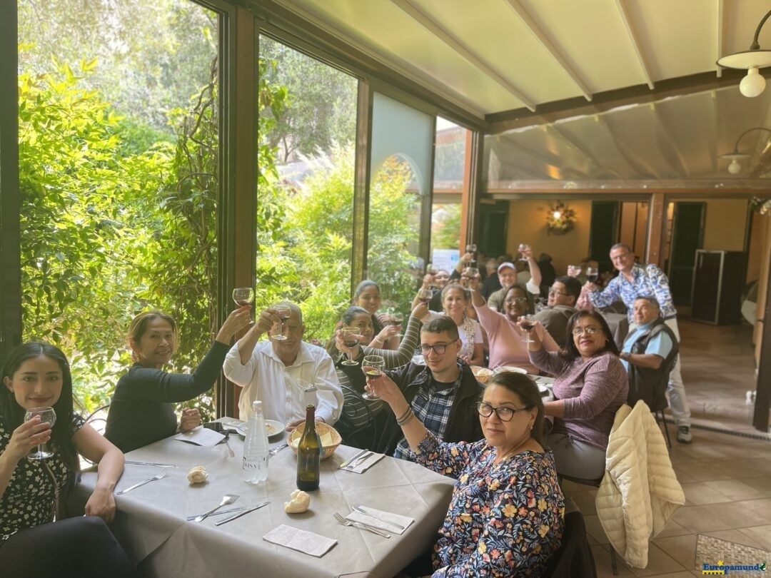 Comida con amigos del viaje