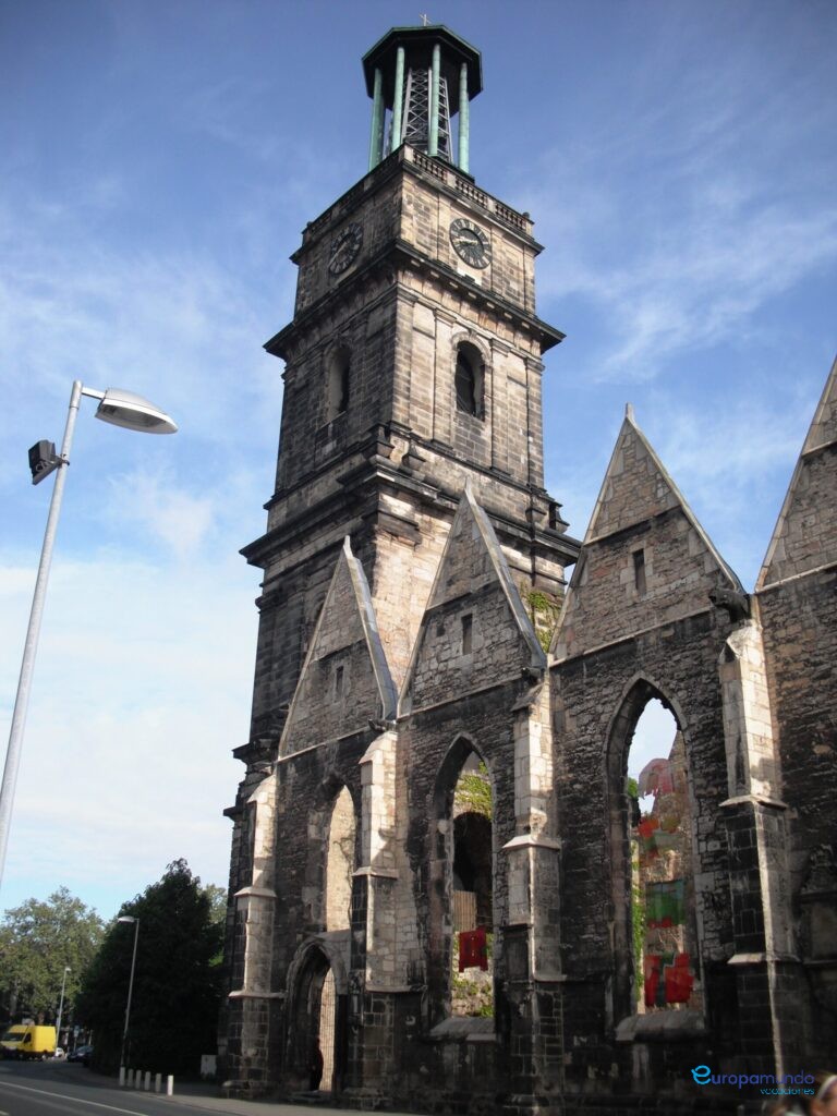 Antigua iglesia gótica en ruinas aegidienkirche