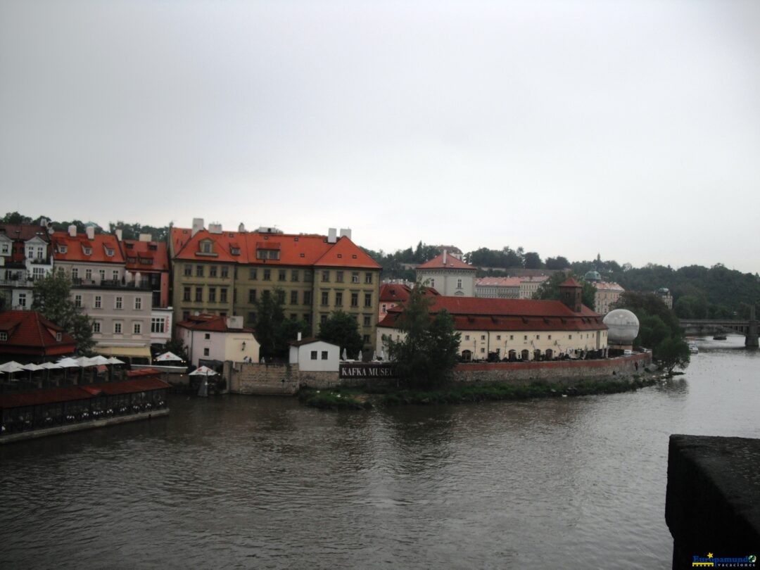 Museo Kafka sobre el río Moldava