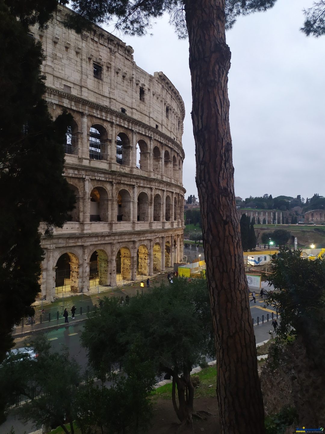 ESPIANDO AL COLISEO