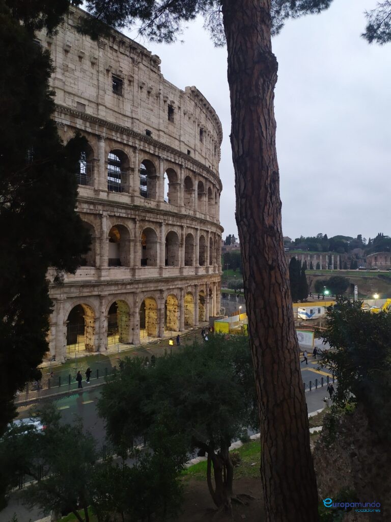 ESPIANDO AL COLISEO