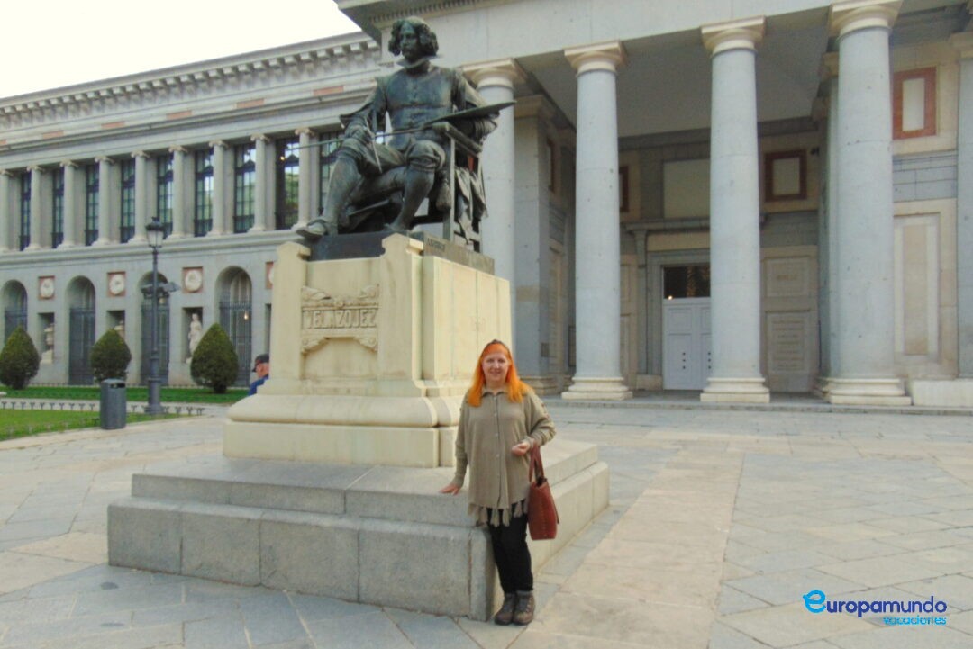 Entrada principal do Museu do Prado, junto à estátua de Velázquez