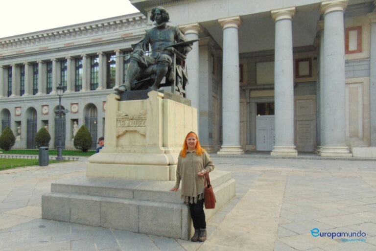 Entrada principal do Museu do Prado, junto à estátua de Velázquez