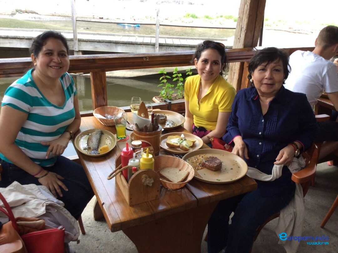 almuerzo al pie del rio