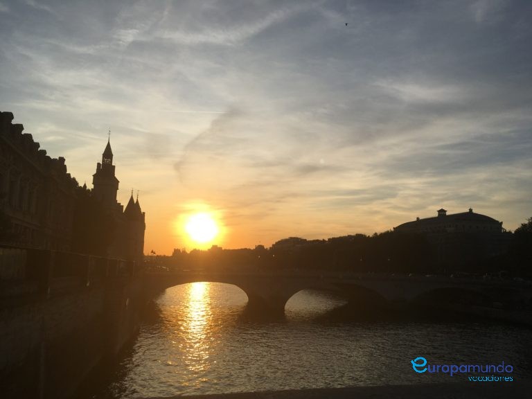 Atardecer en el río Sena