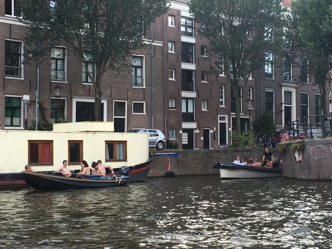 Bote de chicos en los canales de Ámsterdam