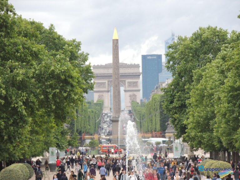 Avenida de Los Campos Elíseos, en francés “Les Champs-Élysées