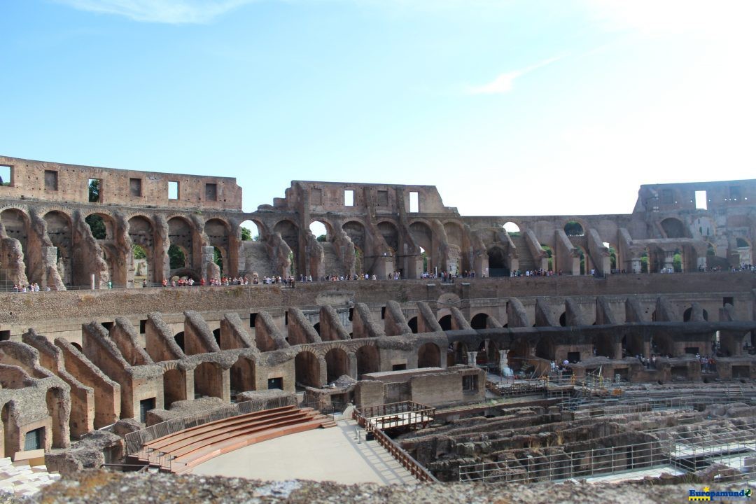 Interior del imponente Coliseo Romano