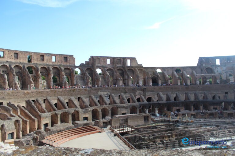 Interior del imponente Coliseo Romano