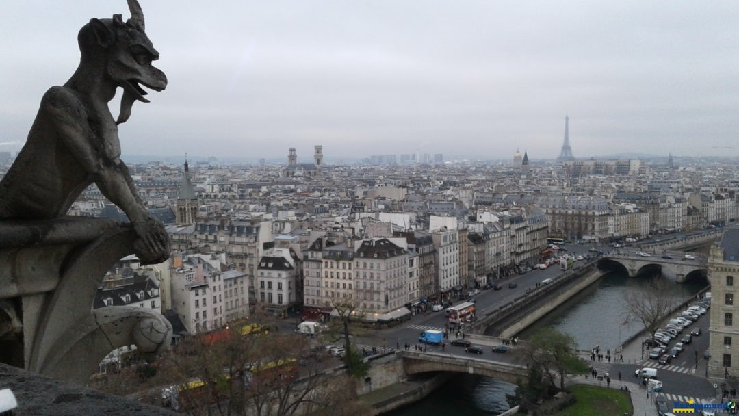 Con las legendarias gárgolas de Notre Dame de París