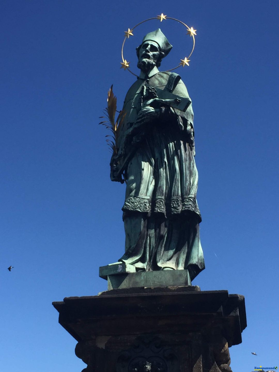 Estatua de San Juan Nepomuceno en el puente de Carlos