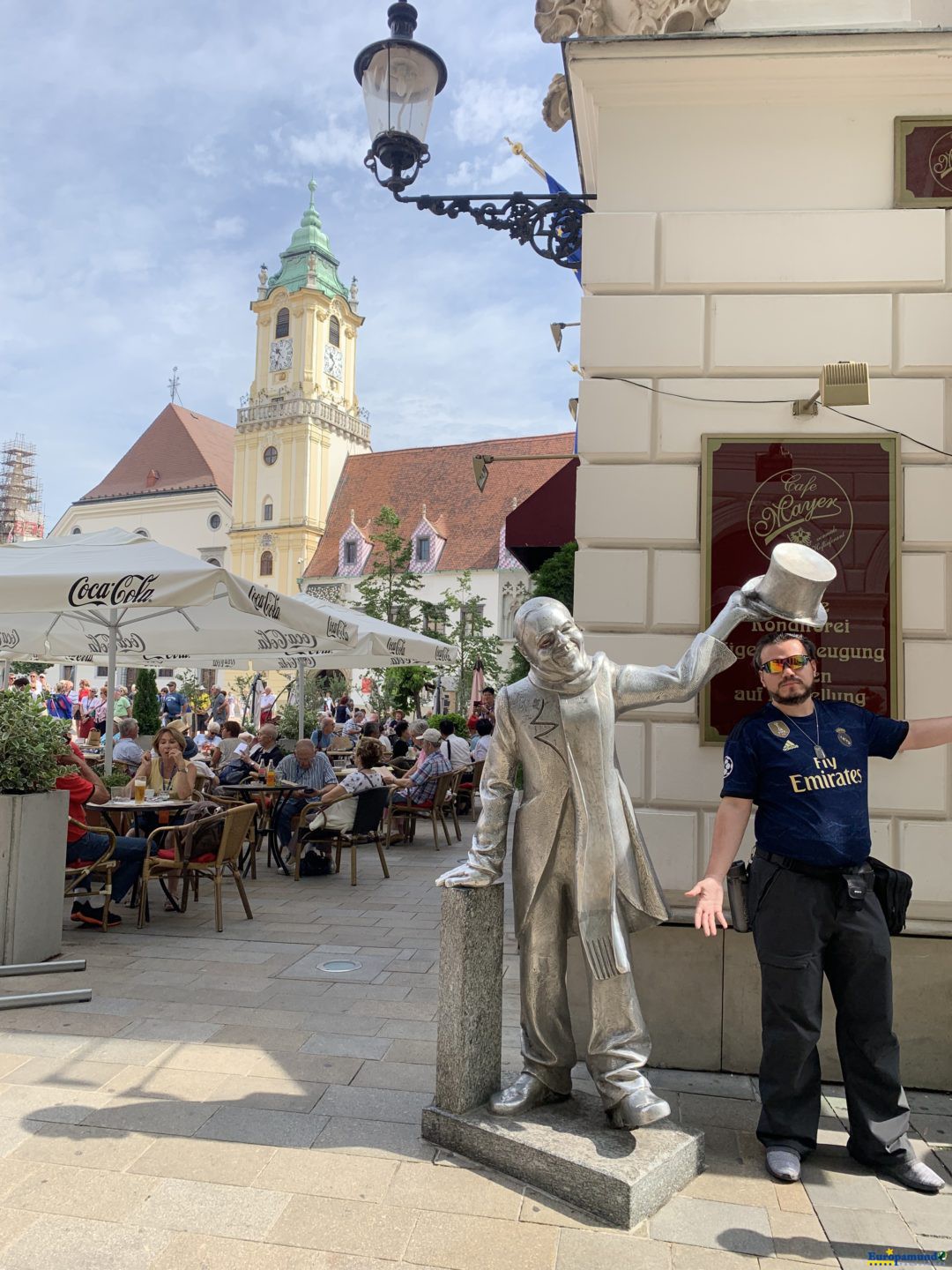 Foto con la estatua mas amigable de bratislava