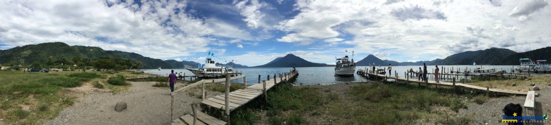 Foto panoramica al lago de atitlan y sus volcanes