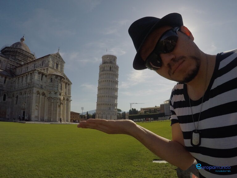 Torre de pisa a la mano