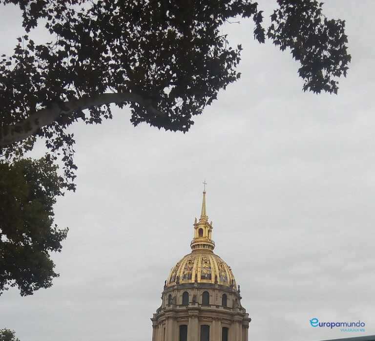 Iglesia con cúpula dorada