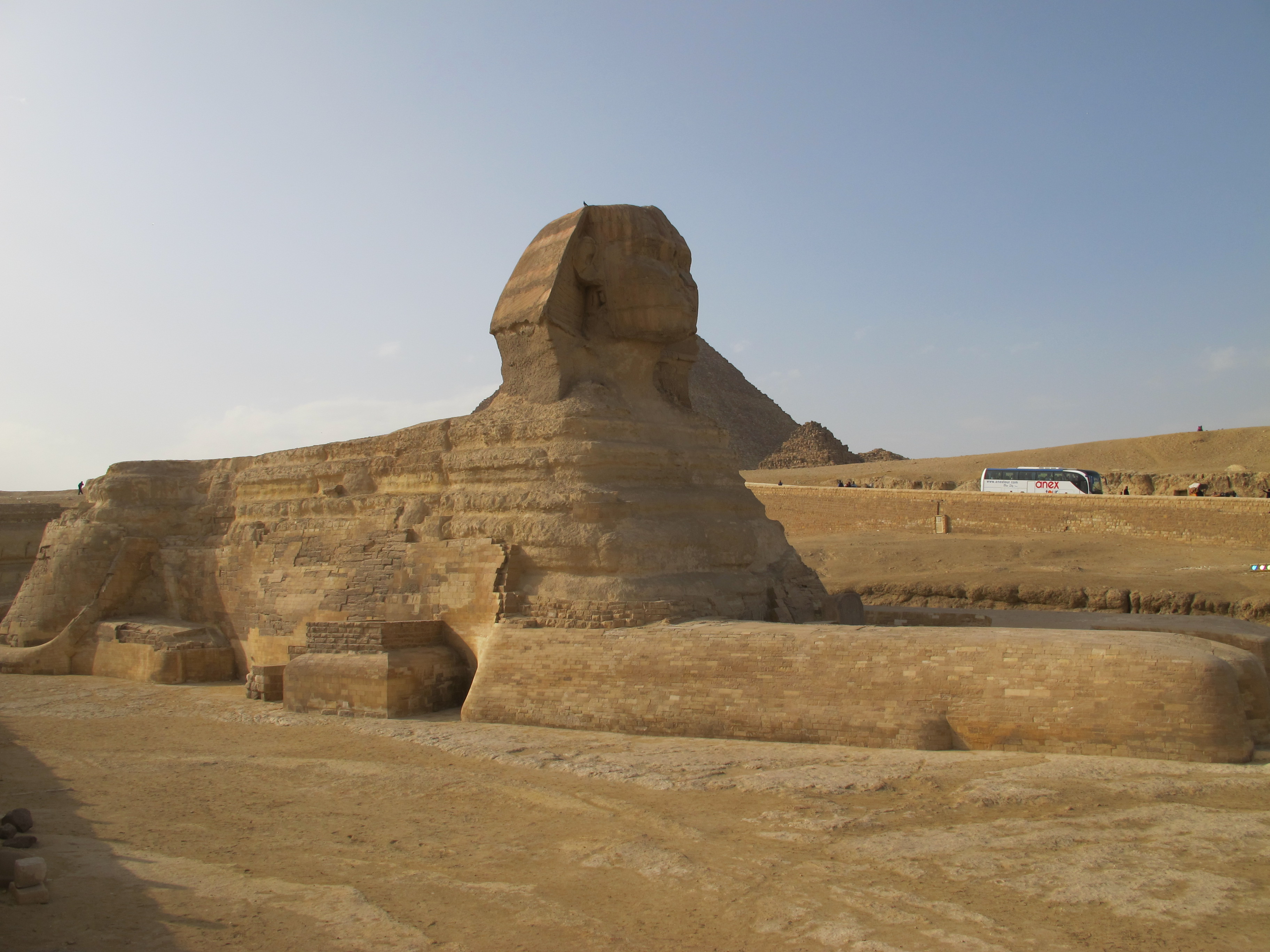 Египет апрель на двоих. Большой сфинкс Египет. Египетские пирамиды в Гизе. Большой сфинкс на фоне пирамиды Хефрена. Сфинкс Египет фото.