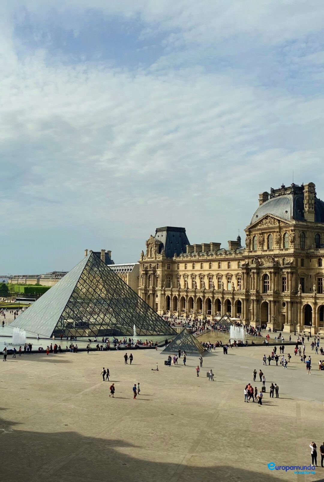 Pirámide del Louvre