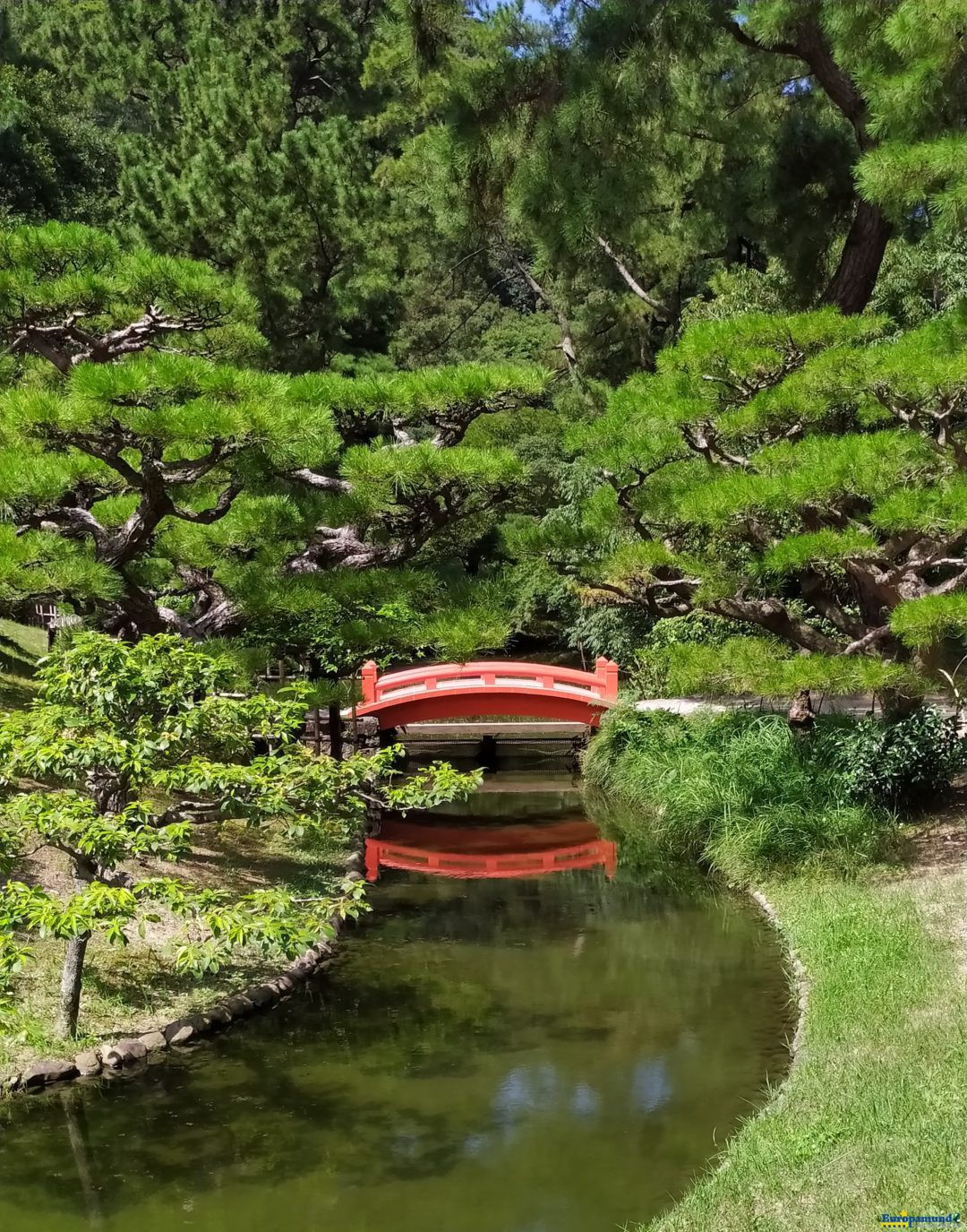 Puente en los jardines de Ritsurin