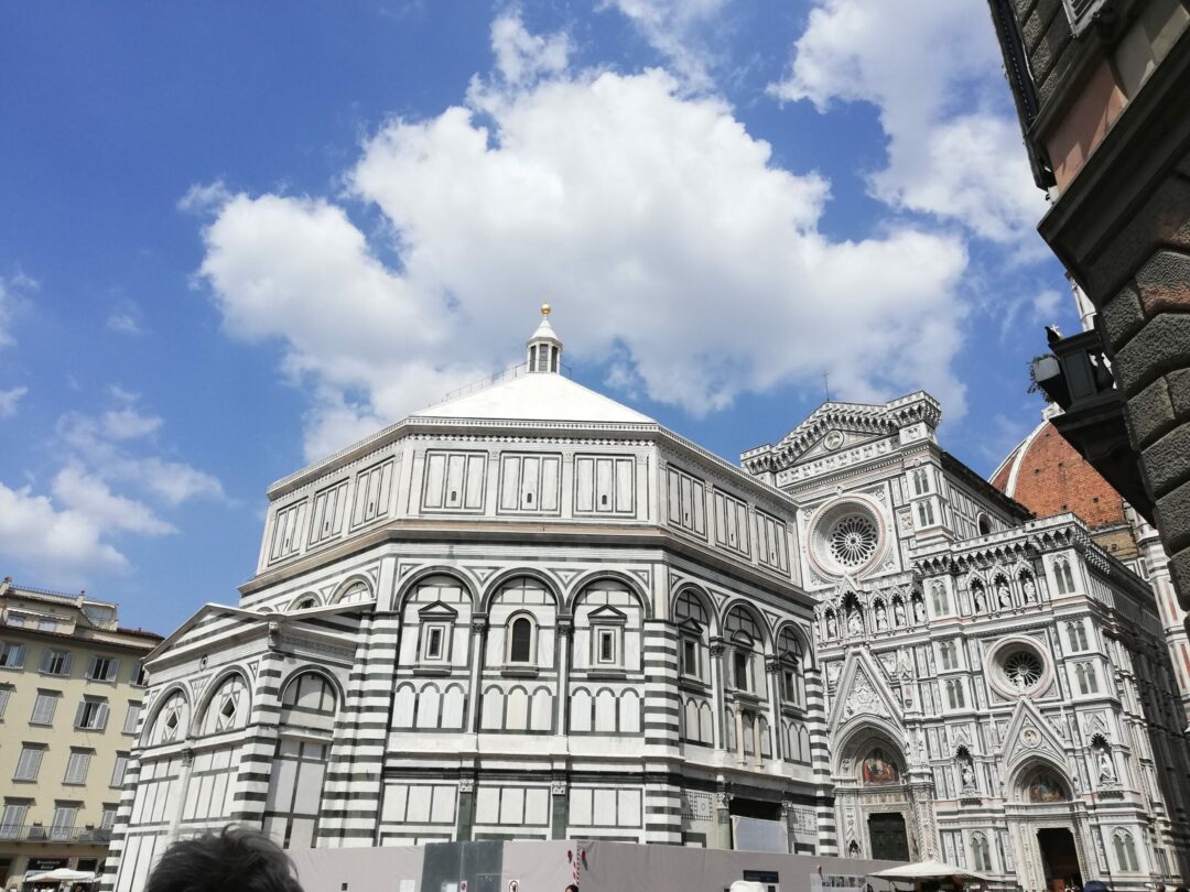 ¿Se imaginan un beso al lado de una iglesia?: Baptisterio de San Juan