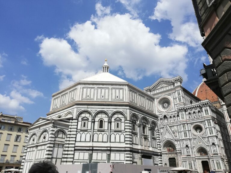 ¿Se imaginan un beso al lado de una iglesia?: Baptisterio de San Juan