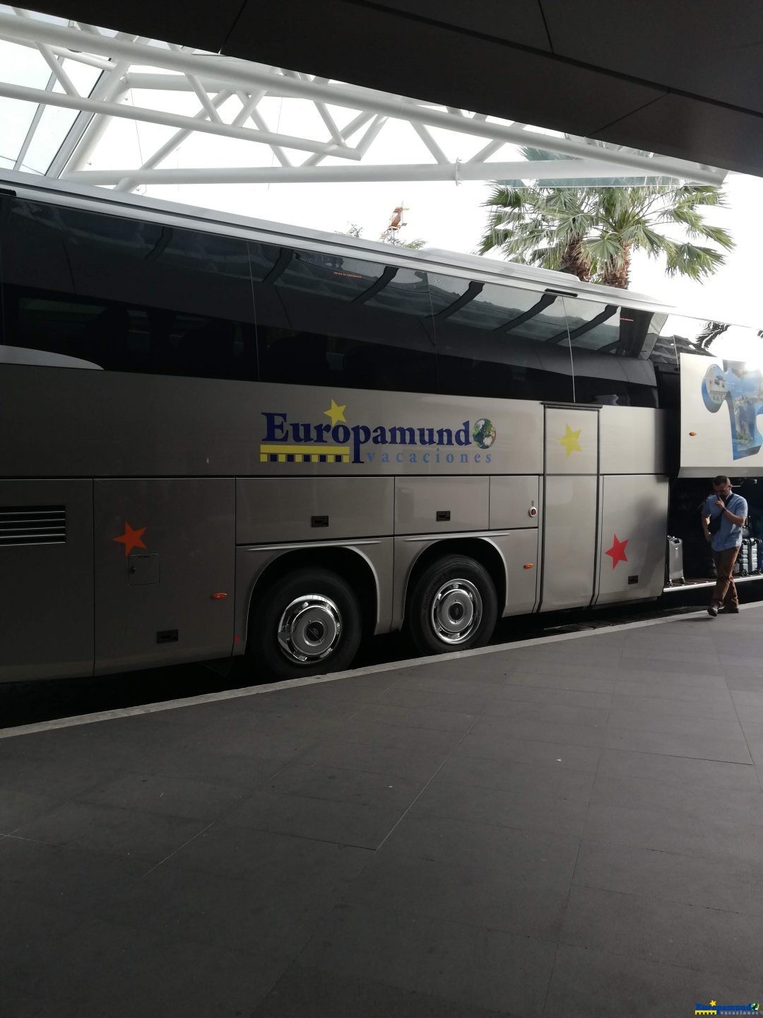 El bus de EuropaMundo en el Hotel