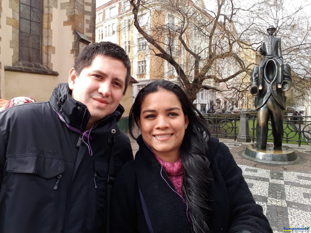 ESTATUA MEMORIAL A KAFKA