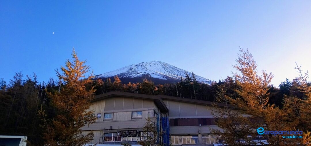 El Monte Fuji acompañado por la luna