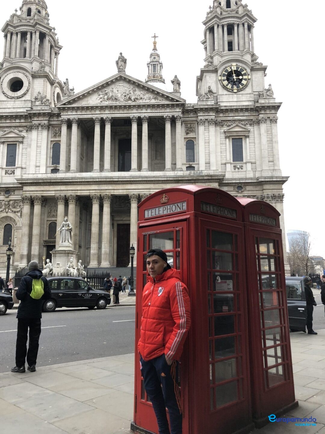 Mariano y las cabinas telefónicas rojas