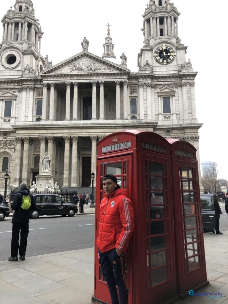 Mariano y las cabinas telefónicas rojas