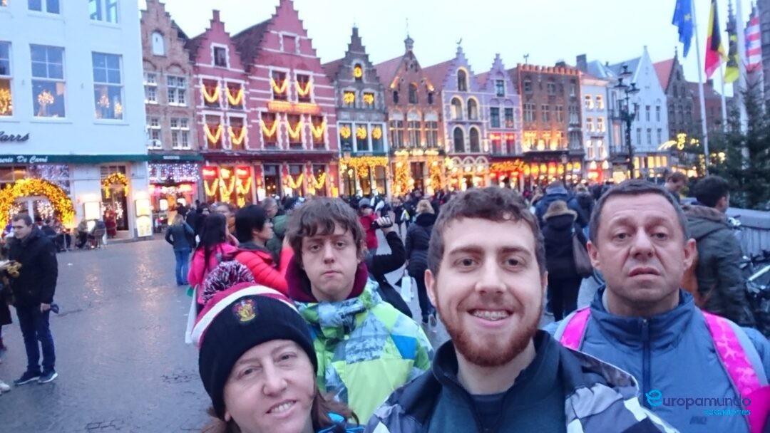 Bello Brujas en diciembre, cerquita de Navidad!!