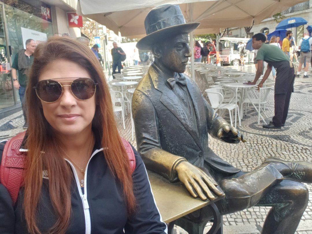 Com Fernando Pessoa, em Café A Brasileira, Chiado, Lisboa