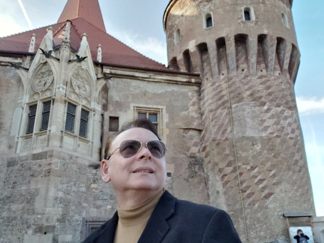 frente al Castillo de Corvino